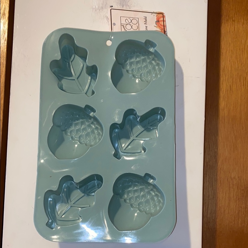 🍃🍁🍃NWT Silicone Leaf and Acorn Mold - Mint Green